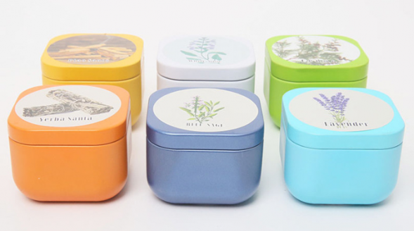 Свеча соевая ароматическая с флюоритом и лавандой в жестяной банке (Lavender Candle) 5 х 5 см