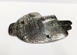 Подставка металлическая рука, серебро