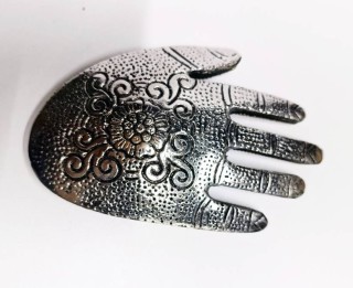 Подставка металлическая рука, мозаика зеленая