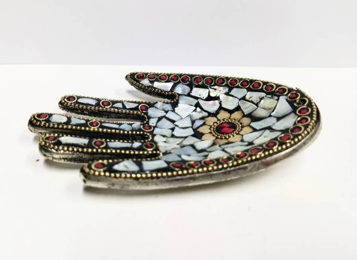 Подставка металлическая рука, мозаика белая