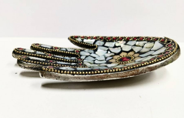 Подставка металлическая рука, мозаика белая