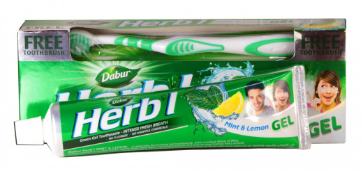 Зубная паста Мята и Лимон щетка в подарок Дабур (DABUR Mint and Lemon) 150г — 