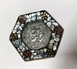 Подставка металлическая, Ом белая