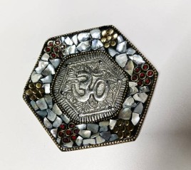 Подставка металлическая, Ом белая