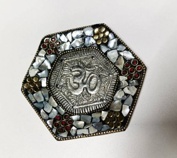 Подставка металлическая, Ом белая