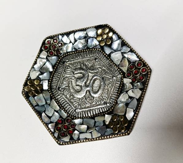 Подставка металлическая, Ом белая