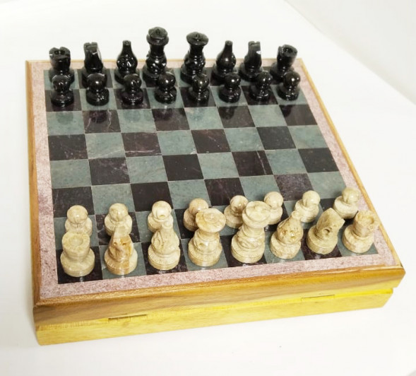 Подарочные шахматы из камня, столешница дерево 20 см х 20 см