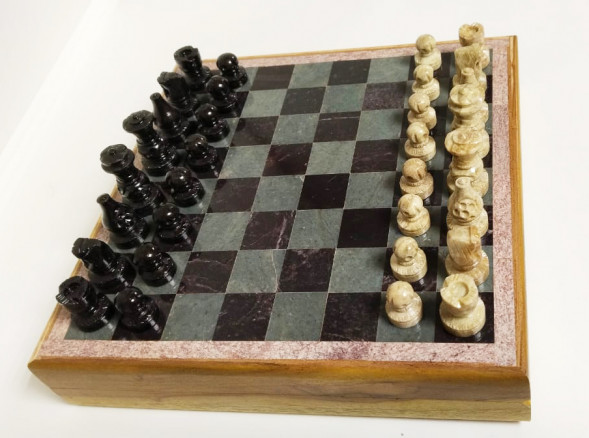 Подарочные шахматы из камня, столешница дерево 20 см х 20 см