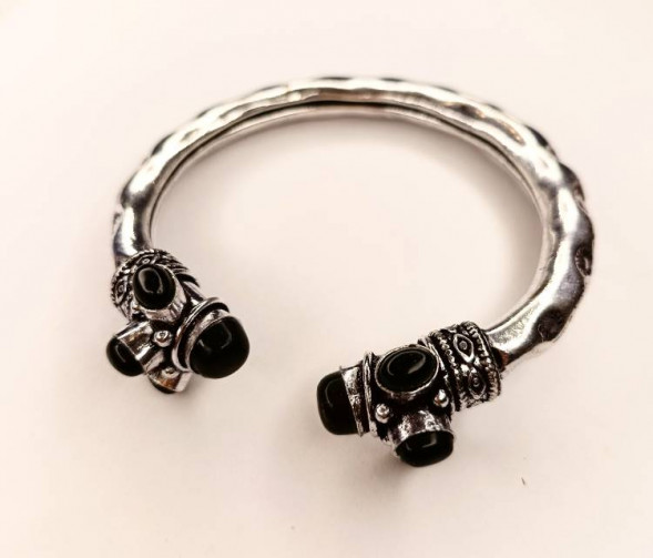 Браслет-манжета с черным ониксом, металл 7,5 см