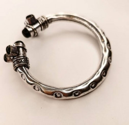 Браслет-манжета с черным ониксом, металл 7,5 см