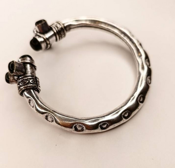 Браслет-манжета с черным ониксом, металл 7,5 см