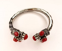 Браслет-манжета с красным солнечным камнем, металл 7,5 см 