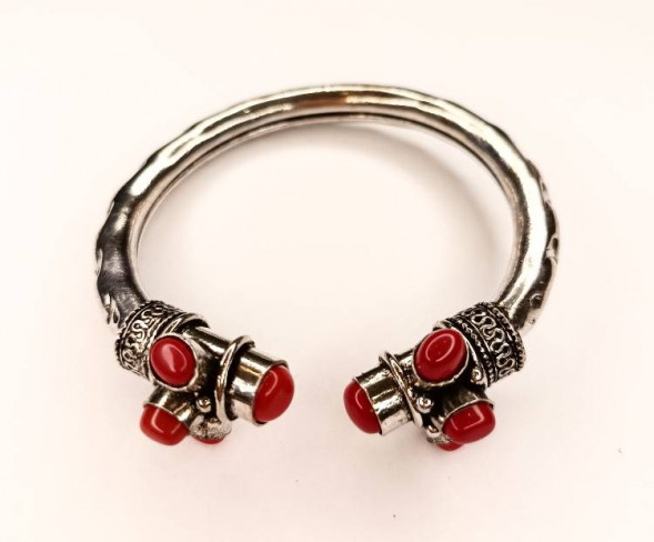 Браслет-манжета с красным солнечным камнем, металл 7,5 см 