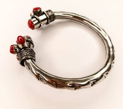 Браслет-манжета с красным солнечным камнем, металл 7,5 см 