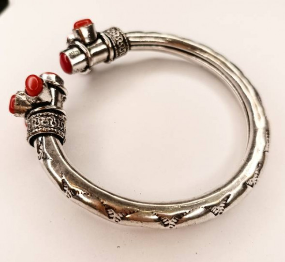 Браслет-манжета с красным солнечным камнем, металл 7,5 см 